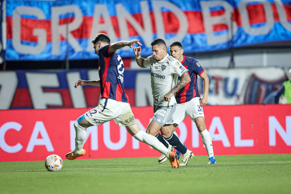 Paulinho em ação durante duelo entre San Lorenzo e Atlético pela Libertadores - (foto: Pedro Souza/Atlético)