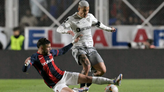 Arana, do Atlético, em disputa com jogador do San Lorenzo (foto: JUAN MABROMATA / AFP)