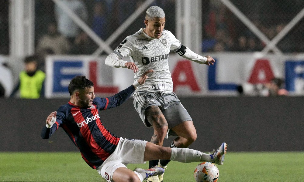 Arana, do Atlético, em disputa com jogador do San Lorenzo (foto: JUAN MABROMATA / AFP)