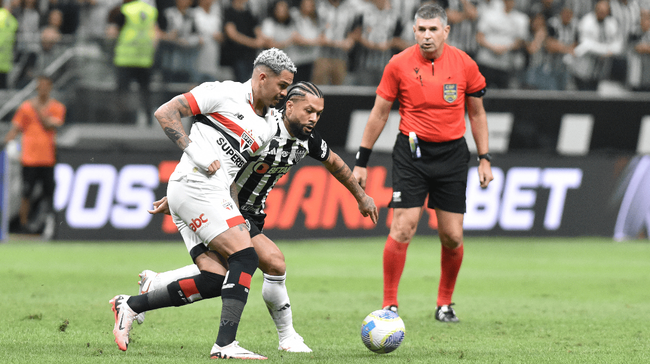 Jogadores de Atlético e São Paulo (foto: Ramon Lisboa/EM/D.A Press)