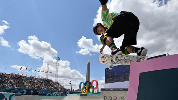 Augusto Akio, skatista brasileiro em Paris 2024 (foto: Franck Fife/Pool/AFP)