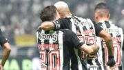 Bernard e Arana se abraçam em comemoração de gol do Atlético na Arena MRV (foto: Ramon Lisboa/EM/D.A Press)