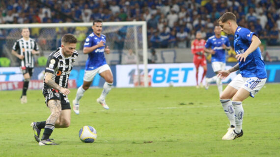 Bernard em ação no segundo tempo do clássico entre Cruzeiro e Atlético no Mineirão (foto: Edésio Ferreira/EM/D.A Press)