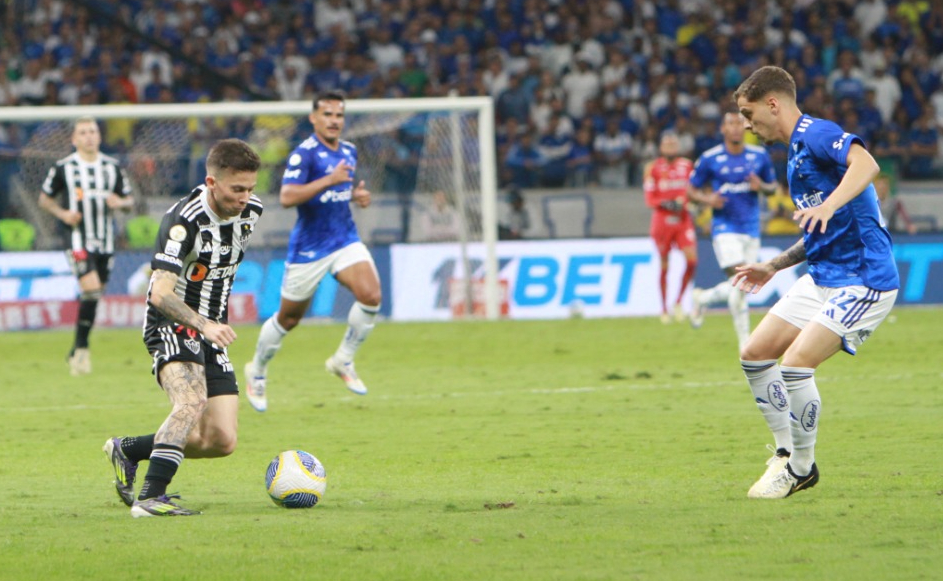 Bernard em ação no segundo tempo do clássico entre Cruzeiro e Atlético no Mineirão - (foto: Edésio Ferreira/EM/D.A Press)