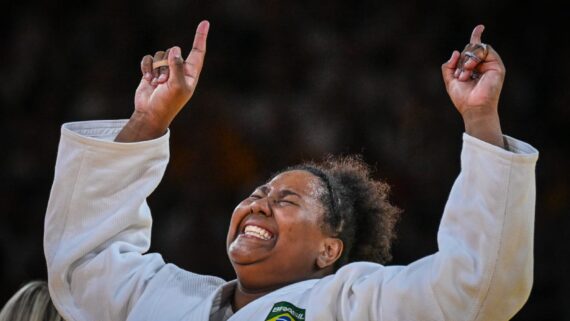 Graças a Bia Souza, Brasil saltou 15 posições no quadro de medalhas de Paris 2024 (foto: Leandro Couri/EM/D.A Press)