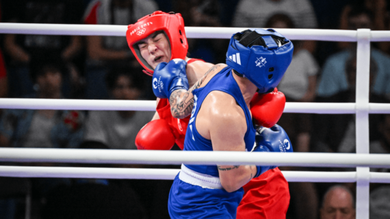 Bia Ferreira e Kellie Harrington na semifinal do boxe até 60kg em Paris 2024 (foto: Leandro Couri/EM/D.A Press)