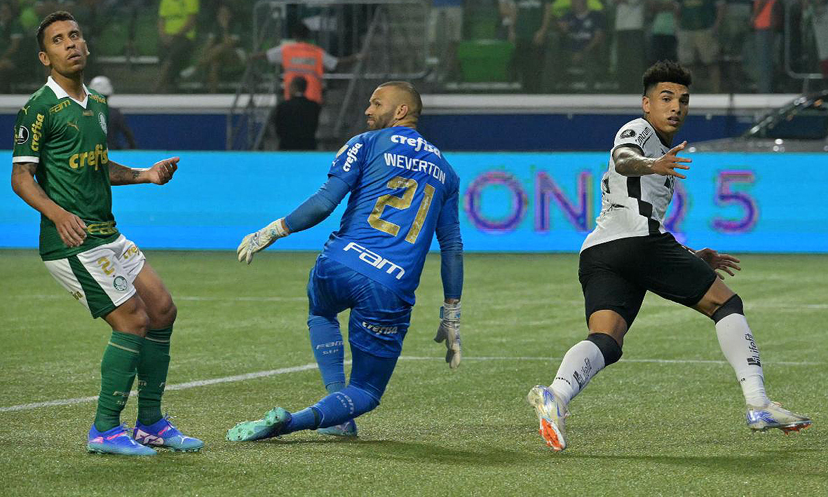 Igor Jesus finalizou na saída de Weverton para abrir o placar no Allianz Parque - (foto: NELSON ALMEIDA/AFP)