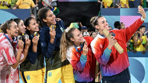 Pódio olímpico no vôlei de praia feminino em Paris (foto: Leandro Couri/EM D.A Press)