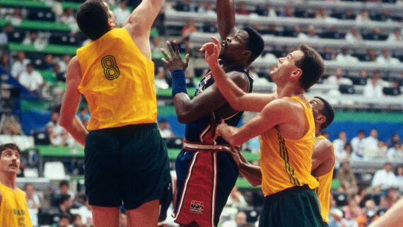 Brasil x Estados Unidos nos Jogos Olímpicos de 1992 (foto: Andrew D. Bernstein/NBAE via Getty Images)