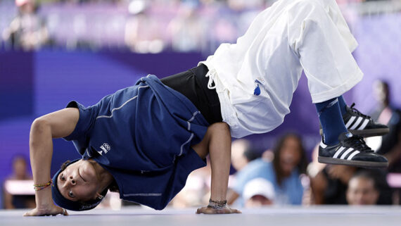 atleta dança em pista (foto: ODD ANDERSEN / AFP)