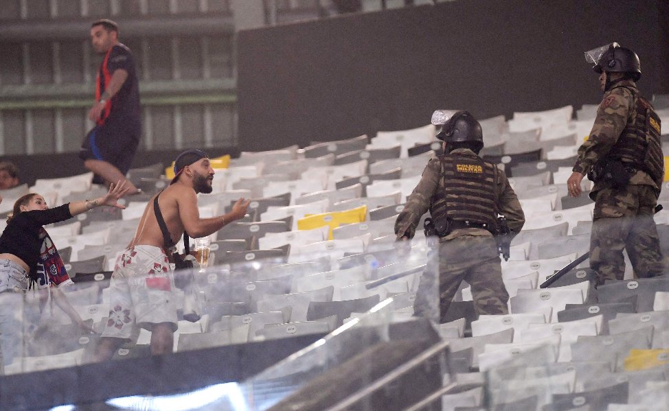 Torcedores do San Lorenzo se envolveram em confusão com a PM durante jogo contra Atlético na Arena MRV (foto: Douglas Magno/AFP)