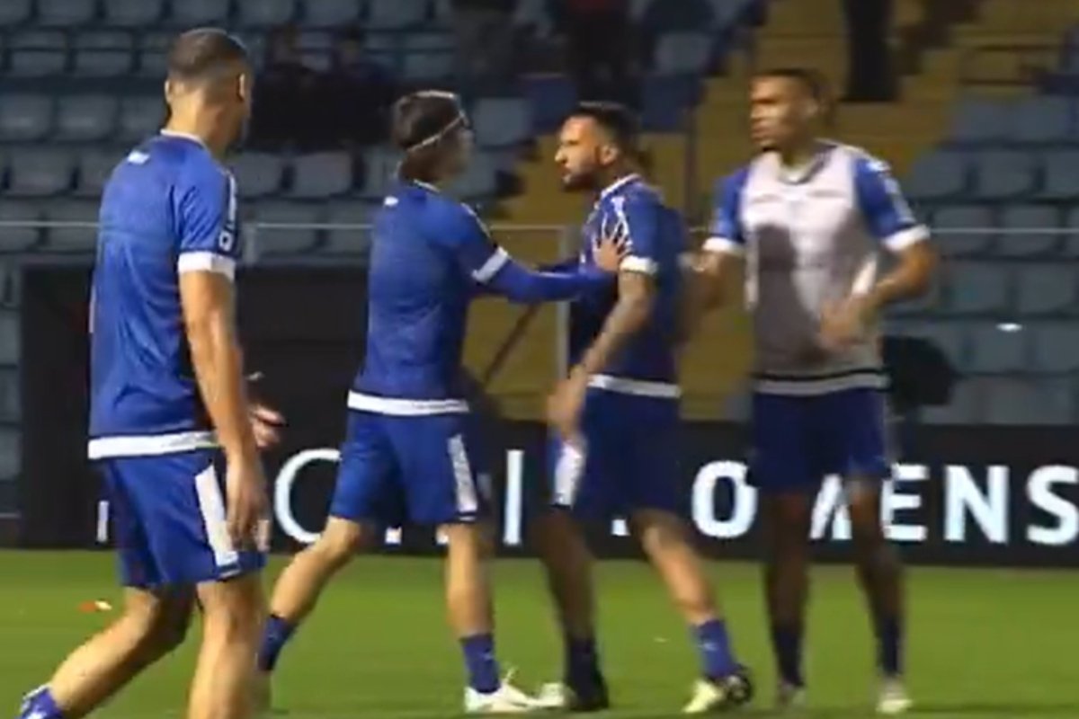 Jogadores do Avaí se empurrando (foto: Reprodução / Premiere)