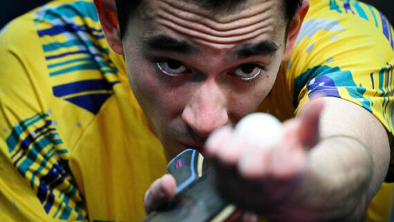 Hugo Calderano está na semifinal do tênis de mesa em Paris 2024 (foto: JUNG YEON-JE/AFP)