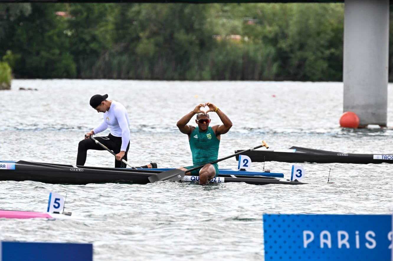 Isaquias Queiroz comemora prata em Paris 2024 (foto: Leandro Couri/EM/D.A Press)