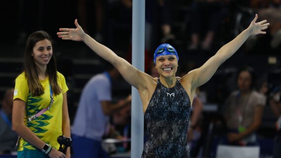 Carol Santiago comemora medalha de ouro (foto: Silvio Avila/CPB)