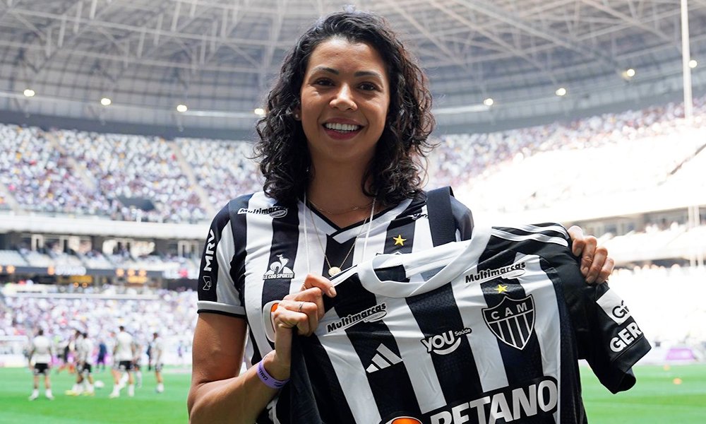 Carol recebeu uma camisa de presente de Arana, lateral do Atlético (foto: Divulgação/Atlético)