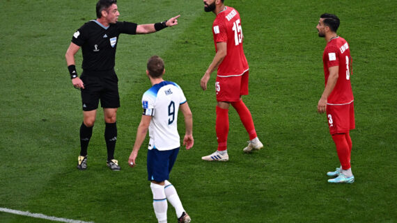 Raphael Claus em ação durante confronto entre Inglaterra e Irã na Copa do Mundo de 2022 (foto: Anne-Christine Poujoulat/AFP )