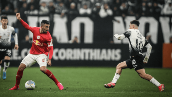 Jogadores de Bragantino e Corinthians (foto: Ari Ferreira/Red Bull Bragantino)