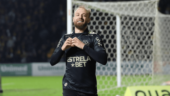 Marcelo Hermes, jogador do Criciúma, comemorando gol sobre Bragantino, pelo Brasileiro (foto: Celso da Luz)