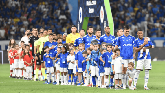 Jogadores de Cruzeiro e Inter perfilados para hino nacional (foto: Ramon Lisboa/EM/D.A Press)