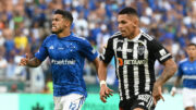 William e Paulinho durante duelo entre Cruzeiro e Atlético no Mineirão (foto: Leandro Couri/EM/D.A Press)