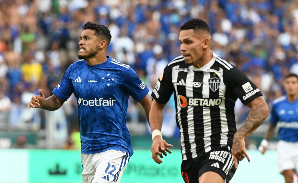 William e Paulinho durante duelo entre Cruzeiro e Atlético no Mineirão (foto: Leandro Couri/EM/D.A Press)