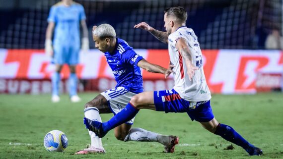 Disputa de bola entre jogadores de Cruzeiro e Fortaleza (foto: Gustavo Aleixo/Cruzeiro)