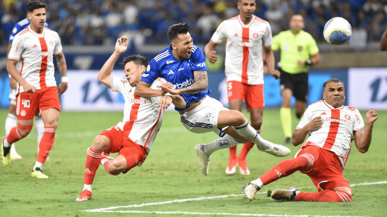 Jogadores de Cruzeiro (Kaio Jorge) e Internacional, pelo Brasileiro (foto: Ramon Lisboa/EM/D.A Press)