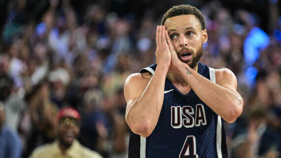 Stephen Curry deu show nos arremessos de três e marcou 24 pontos (foto: Damien MEYER/AFP)