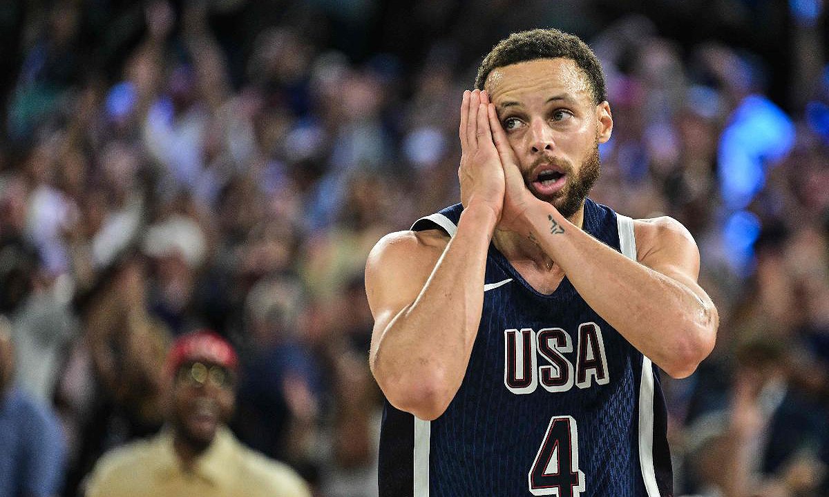 Stephen Curry deu show nos arremessos de três e marcou 24 pontos (foto: Damien MEYER/AFP)