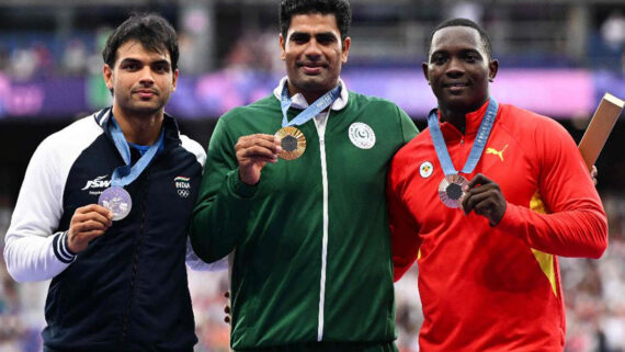 Neeraj Chopra (à esquerda) ficou com a prata no lançamento de dardo (foto: Kirill KUDRYAVTSEV / AFP)