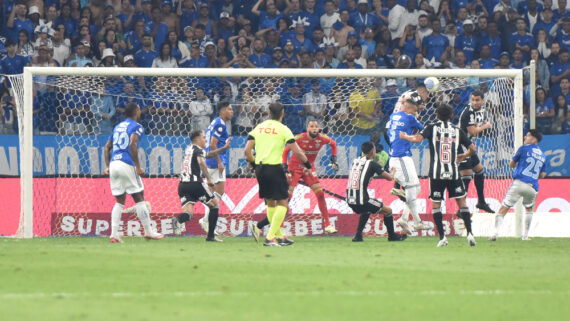 Defesa do Atlético em ação no Mineirão, em clássico contra o Cruzeiro (foto: Ramon Lisboa/EM/D.A Press)