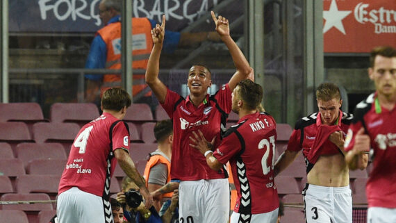 Deyverson comemora gol marcado diante do Barcelona, pelo Alavés (foto: Lluis Gene/AFP)