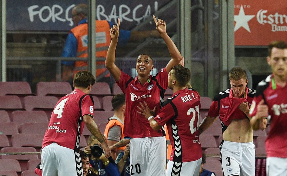 Deyverson comemora gol marcado diante do Barcelona, pelo Alavés (foto: Lluis Gene/AFP)