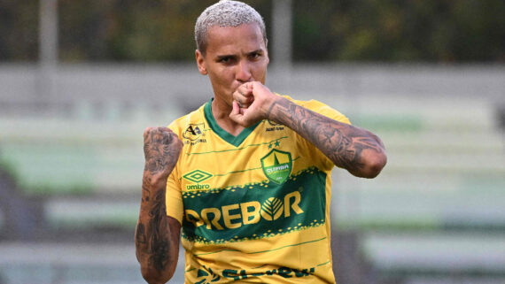 Deyverson comemora gol pelo Cuiabá (foto: Federico Parra / AFP)