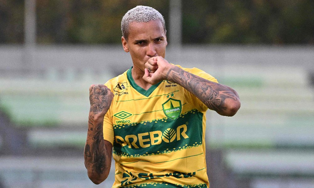 Deyverson comemora gol pelo Cuiabá (foto: Federico Parra / AFP)