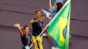 Duda e Ana Patrícia entrando com a bandeira do Brasil (foto: Abelardo Mendes Jr./CB/D.A Press)