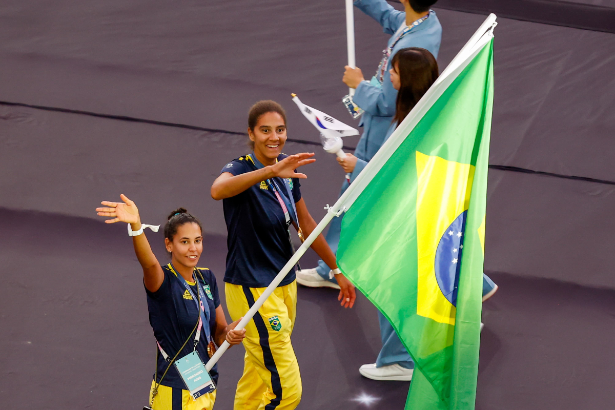 Duda e Ana Patrícia entrando com a bandeira do Brasil - (foto: Abelardo Mendes Jr./CB/D.A Press)