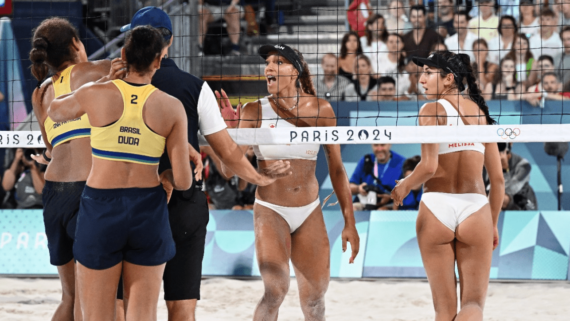 Ana Patrícia e Brandie Wilkerson discutindo na disputa pelo ouro do vôlei de praia feminino em Paris 2024 (foto: Leandro Couri/EM/D.A Press)