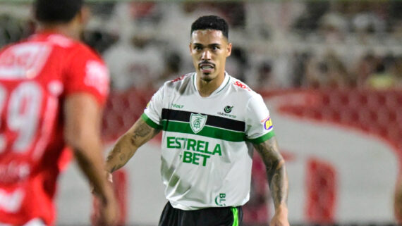 Éder, zagueiro do América, em ação diante do Vila Nova (foto: Mourão Panda/América)