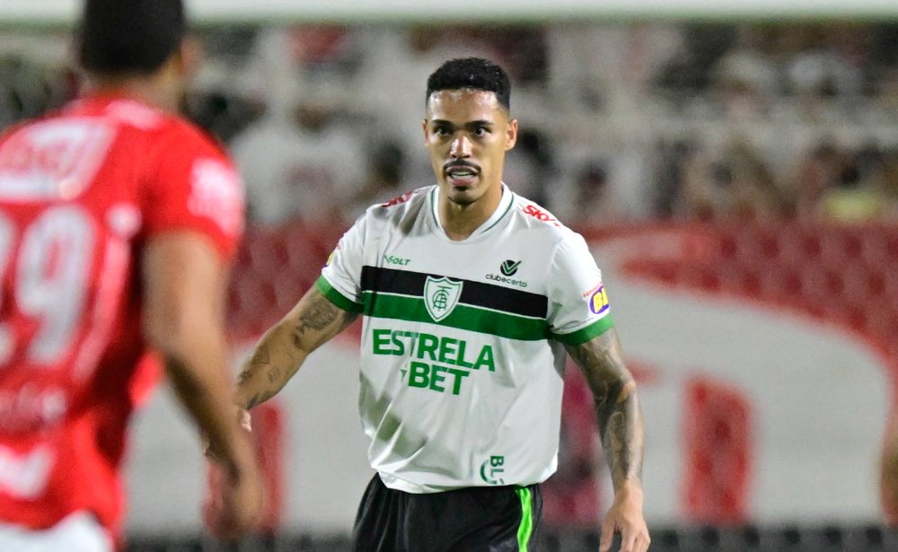 Éder, zagueiro do América, em ação diante do Vila Nova (foto: Mourão Panda/América)