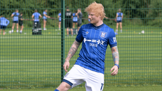 Ed Sheeran, cantor e compositor inglês (foto: Divulgação/Ipswich Town)