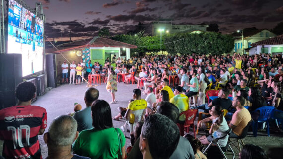 Mais de mil pessoas se reuniram na praça central de Espinosa para ver o ouro de Ana Patrícia (foto: Lorenna Teles/Divulgação)