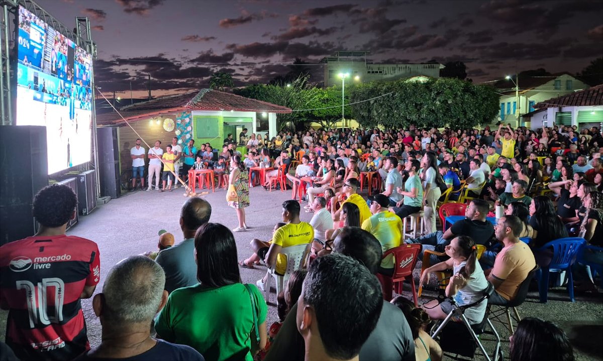 Mais de mil pessoas se reuniram na praça central de Espinosa para ver o ouro de Ana Patrícia (foto: Lorenna Teles/Divulgação)