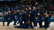 Os EUA foram campeões olímpicos no basquete feminino (foto: Paul Ellis/AFP)