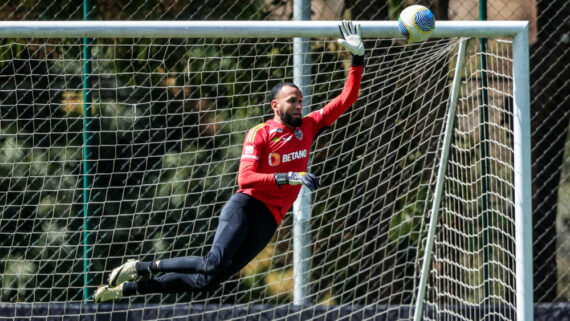 Everson em ação durante treinamento do Atlético na Cidade do Galo (5/8) (foto: Pedro Souza/Atlético)