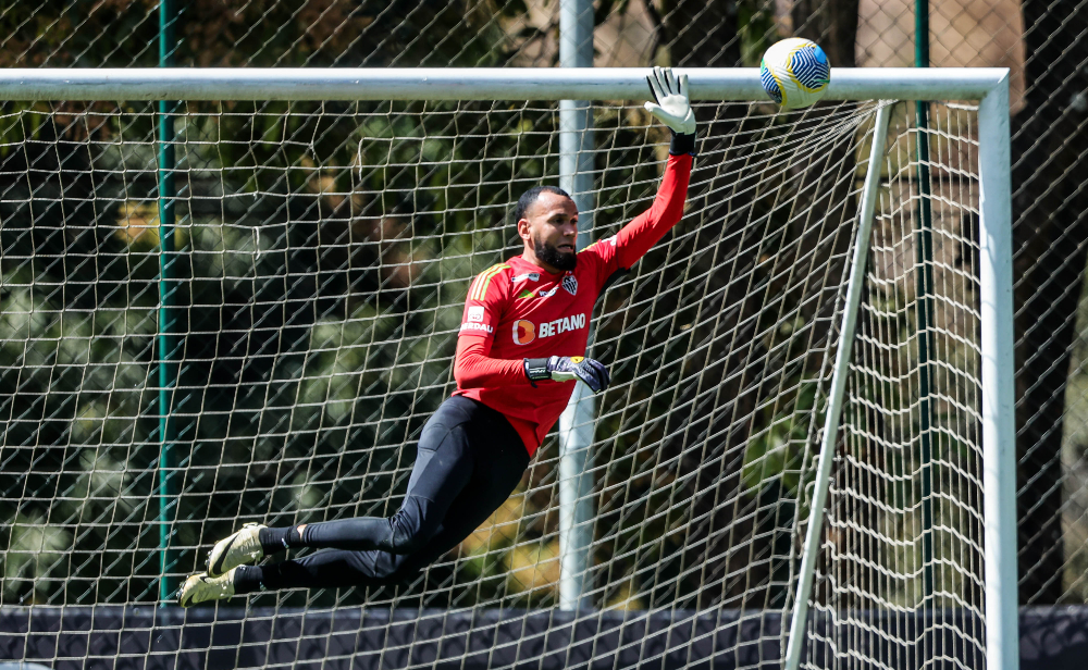 Everson em ação durante treinamento do Atlético na Cidade do Galo (5/8) - (foto: Pedro Souza/Atlético)