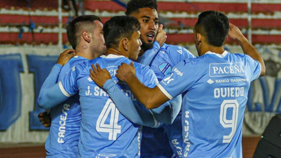 Fábio Gomes e outros jogadores do Bolívar (foto: Divulgação / Bolívar )