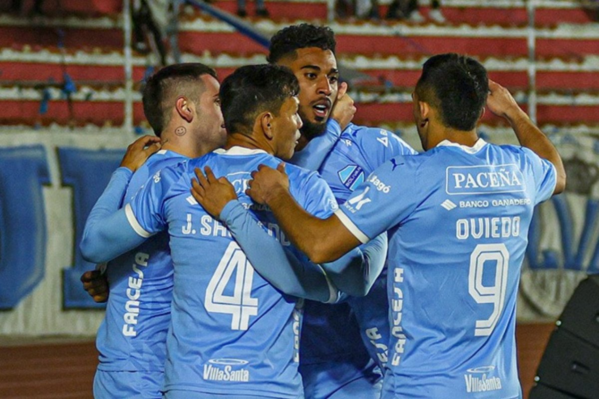 Fábio Gomes e outros jogadores do Bolívar (foto: Divulgação / Bolívar)