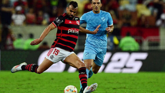 Fabrício Bruno, zagueiro do Flamengo, em ação no jogo contra o Bolívar (foto: Pablo PORCIUNCULA/AFP)